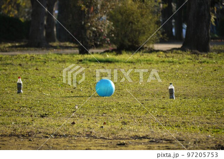 ペットボトルのゴールにシュート ペットボトルのゴールにシュート 97205753