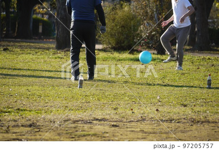 ペットボトルのゴールにシュート 97205757