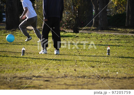 ペットボトルのゴールにシュート 97205759