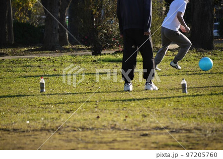 ペットボトルのゴールにシュート 97205760