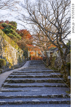 京都大原　寺勝林院より参道を望む 97205819