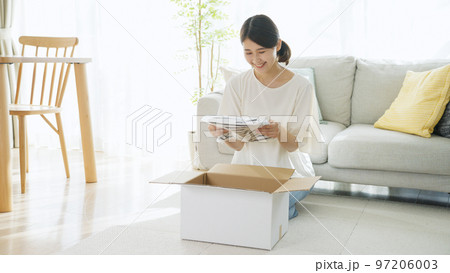 ダンボールに荷物を詰める女性 ダンボールに荷物を詰める女性 97206003