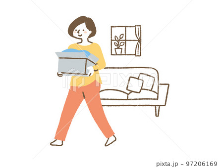 荷物を運んでいる女性_色 97206169