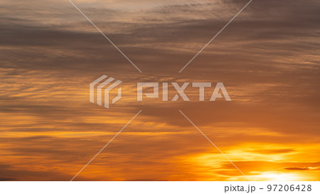 黄金色に輝く晩秋の夕暮れの西の空と雲 ワイド16:9 97206428