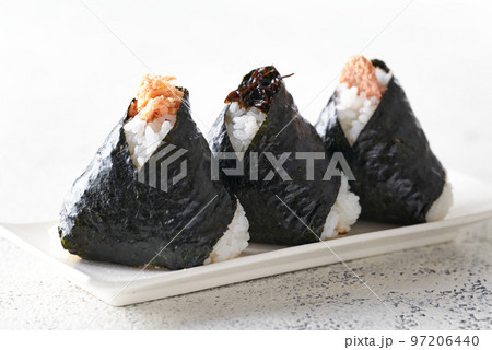 鮭、昆布、たらこのおにぎり 鮭、昆布、たらこのおにぎり 97206440