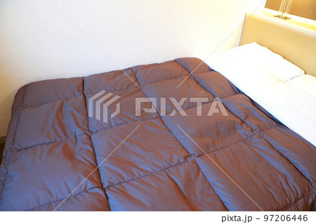 ホテルのダブルベッド 97206446