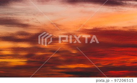 黄金色から茜色へ変わる晩秋の夕暮れの西の空と雲  ワイド16:9　高彩度 97206515