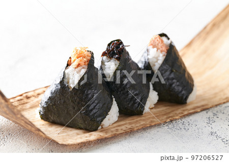 鮭、昆布、たらこのおにぎり 鮭、昆布、たらこのおにぎり 97206527