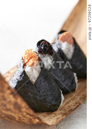 鮭、昆布、たらこのおにぎり 97206528