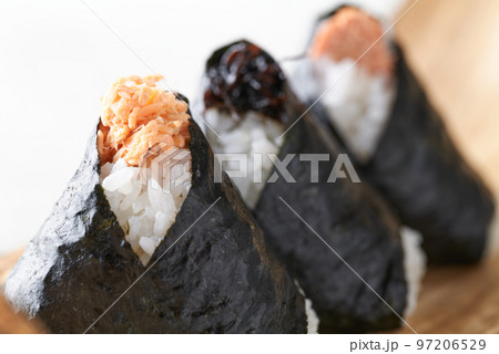 鮭、昆布、たらこのおにぎり 97206529