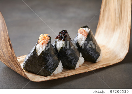 鮭、昆布、たらこのおにぎり 97206539