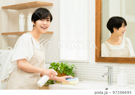 洗面台を掃除する若い女性 洗面台を掃除する若い女性 97206695