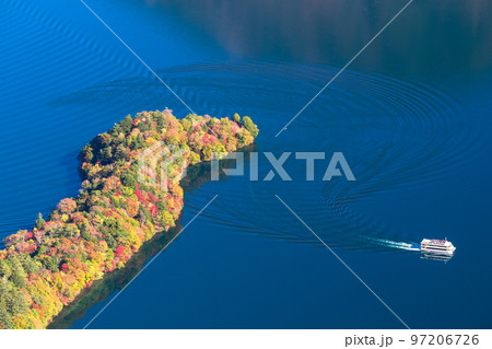 《栃木県》紅葉の八丁出島・秋の奥日光中禅寺湖《紅葉最盛期》 97206726