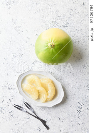 皮を剥いて皿に盛り付けたメロゴールド 97206794