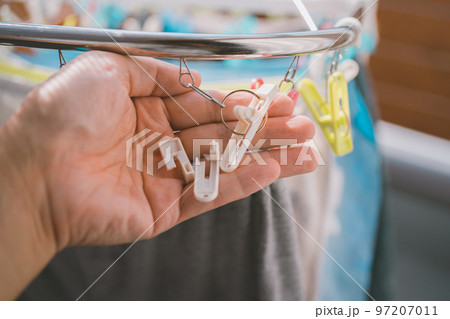 洗濯物を干していたら洗濯ばさみが割れた 97207011