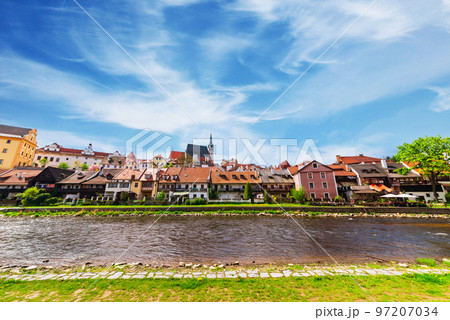 チェコ ヴルタヴァ川とチェスキー・クルムロフの町並み チェコ ヴルタヴァ川とチェスキー・クルムロフの町並み 97207034