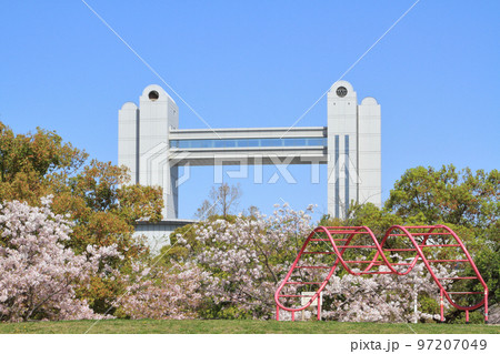名古屋国際会議場と桜 名古屋国際会議場と桜 97207049