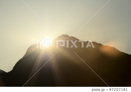 北杜市白州町、甲斐駒ケ岳摩利支天峰に沈む夕日 97207181