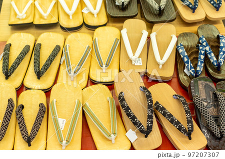 【日本】東京、浅草寺の仲見世通りの店頭に並べられた雪駄 97207307