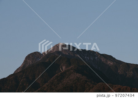 北杜市白州町、明け行く甲斐駒ケ岳 北杜市白州町、明け行く甲斐駒ケ岳 97207434