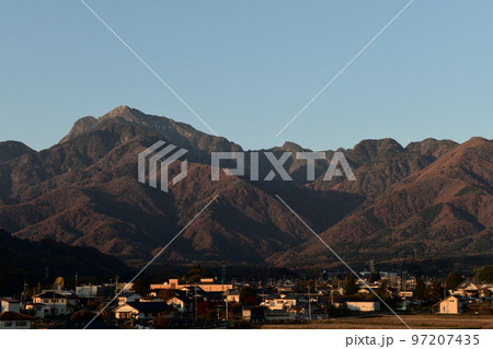 北杜市白州町、明け行く甲斐駒ケ岳と麓の街並み 97207435