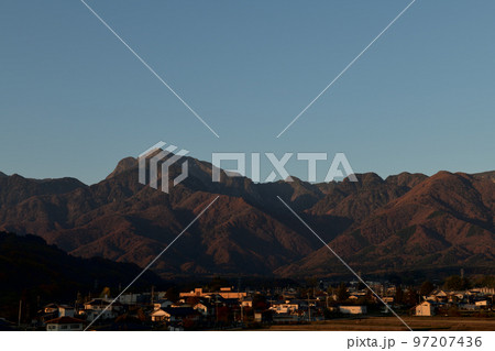 北杜市白州町、明け行く甲斐駒ケ岳と麓の街並み 97207436