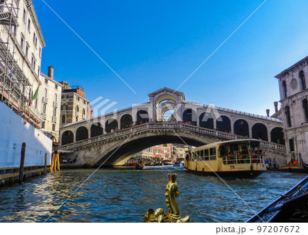 ゴンドラからのリアルト橋(イタリア-ベネチア) 97207672
