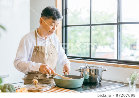 家のキッチンで料理を作るアジア人の高齢者男性(認知症・悩む) 家のキッチンで料理を作るアジア人の高齢者男性(認知症・悩む) 97207699