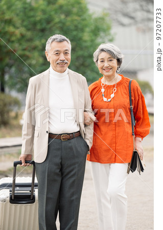 華やかな服装のシニア夫婦 97207733