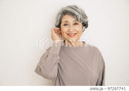 グレイヘアのシニア女性 グレイヘアのシニア女性 97207741