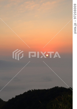 早朝の俵山峠展望所から望む雲海 97208009