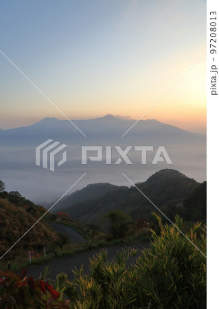 早朝の俵山峠展望所から望む雲海 早朝の俵山峠展望所から望む雲海 97208013