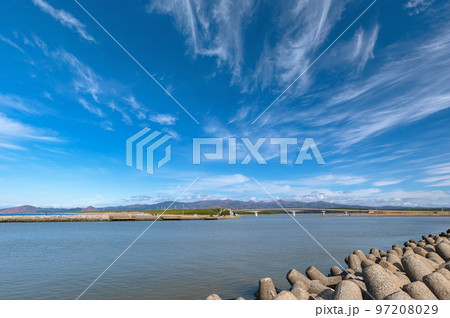 【青森県五所川原市】晴天の十三湖大橋周辺は釣り人でいっぱい 97208029