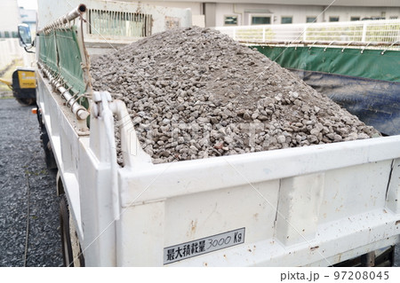 ダンプ 工事 土砂 再生砕石 積込 搬入 駐車場 ダンプ 工事 土砂 再生砕石 積込 搬入 駐車場 97208045
