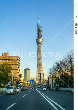 「東京都」言問通りから眺める建設中の東京スカイツリー 97208087