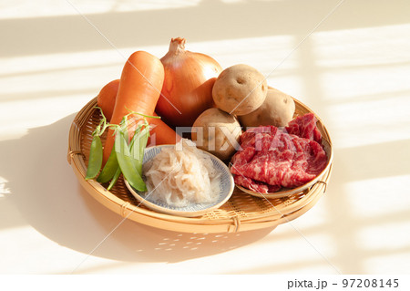 肉じゃがの食材(じゃがいも・牛肉・にんじん・玉ねぎ・糸こんにゃく・絹さや) 肉じゃがの食材(じゃがいも・牛肉・にんじん・玉ねぎ・糸こんにゃく・絹さや) 97208145