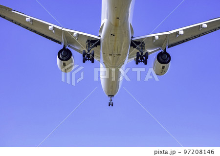 着陸する飛行機 エアバスA350-900 97208146