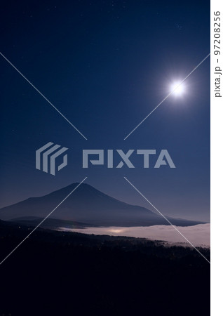 (山梨県)夜明け前の満月と富士山のシルエット・雲海 (山梨県)夜明け前の満月と富士山のシルエット・雲海 97208256