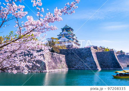 大阪城と満開の桜 97208335