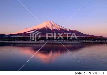 真冬の山中湖・早朝逆さ紅富士の絶景 真冬の山中湖・早朝逆さ紅富士の絶景 97208501