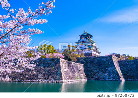 大阪城と満開の桜 97208772