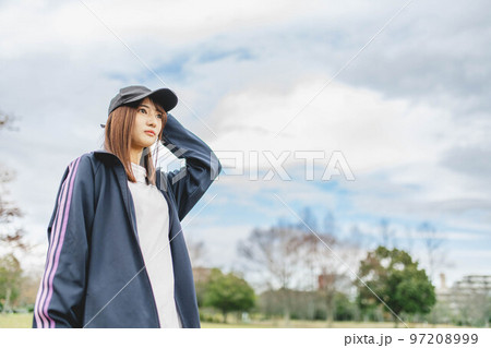 運動した後に水分補給する女性 運動した後に水分補給する女性 97208999