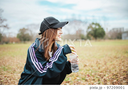 運動した後に水分補給する女性 運動した後に水分補給する女性 97209001