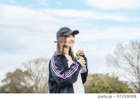 運動した後に水分補給する女性 97209008