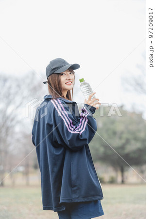 運動した後に水分補給する女性 97209017