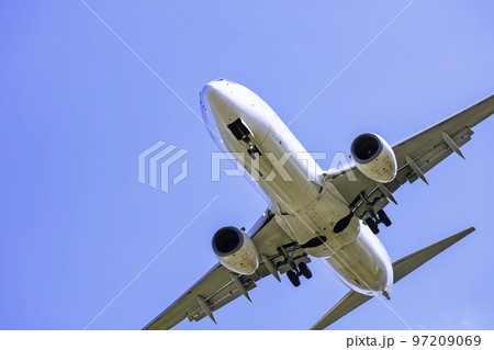 着陸する飛行機  ボーイング737-800 97209069