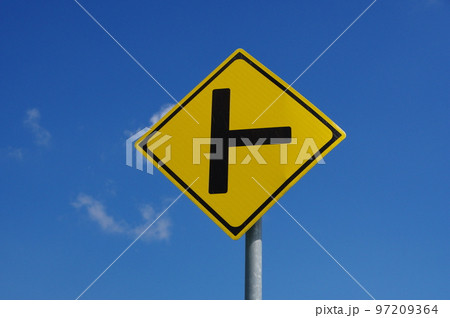 道路標識　  ├形道路交差点あり  97209364