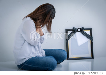 膝を抱えて泣く女性 膝を抱えて泣く女性 97209397