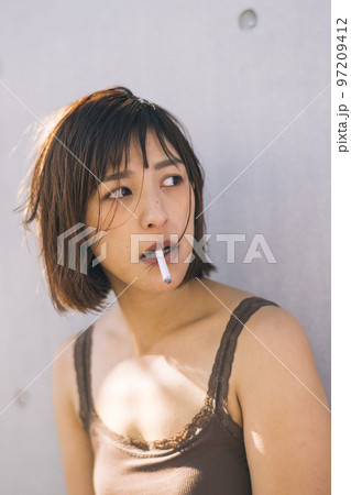 タバコを吸う・喫煙する女性 97209412
