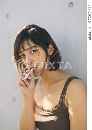 タバコを吸う・喫煙する女性 97209414